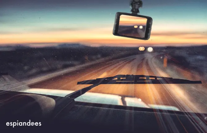 Ojos en la carretera: Por qué sus vehículos comerciales necesitan una Dash Cam
